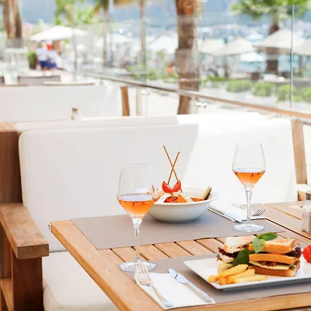 Отель Sunprime Beachfront